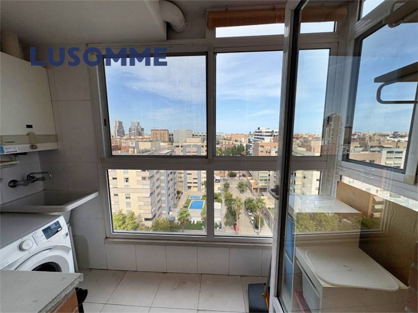 Descripción 513 - Ático en alquiler en Campanar.

Av. Maestro Rodrigo en Valencia.
Ático con terraza en 12º piso, en edificio construido en 2006 con as