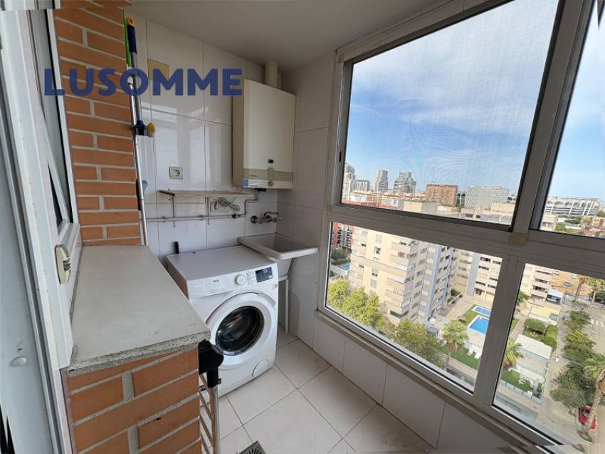 Descripción 513 - Ático en alquiler en Campanar.

Av. Maestro Rodrigo en Valencia.
Ático con terraza en 12º piso, en edificio construido en 2006 con as