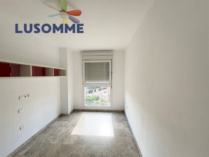 Descripción 513 - Ático en alquiler en Campanar.

Av. Maestro Rodrigo en Valencia.
Ático con terraza en 12º piso, en edificio construido en 2006 con as