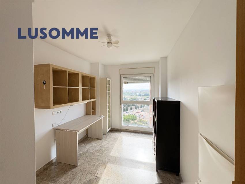 Descripción 513 - Ático en alquiler en Campanar.

Av. Maestro Rodrigo en Valencia.
Ático con terraza en 12º piso, en edificio construido en 2006 con as